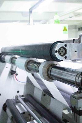 Harga yang bagus Pakaian tahan PE dilapisi kertas gulung 200u Ketebalan permukaan jenis lem akrilik on line